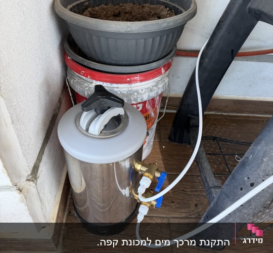 מערכת סינון מים עם צינורות וחיבורים
